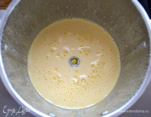 Продолжая взбивать, влить воду и растительное масло (в моем случае это арахисовое растительное масло).