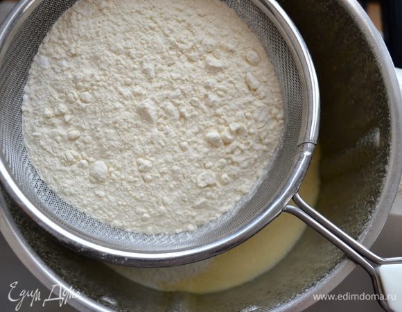 Следом просеять муку, картофельный крахмал, разрыхлитель и ванилин. Добавить лимонную цедру.