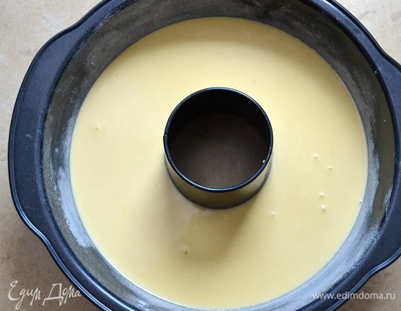 Перелить тесто в подготовленную форму для выпечки.