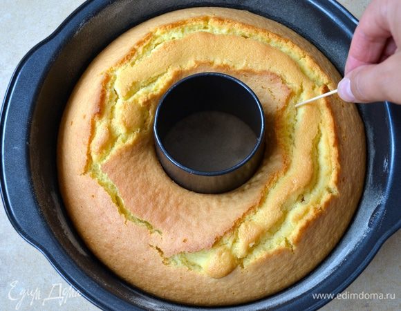 Выпекать в разогретой духовке 30 минут. В любом случае проверить готовность кекса деревянной шпажкой.