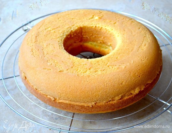 Готовый кекс достать из духовки и дать ему постоять 10 минут. Затем переложить кекс на решетку и дать ему полностью остыть. 