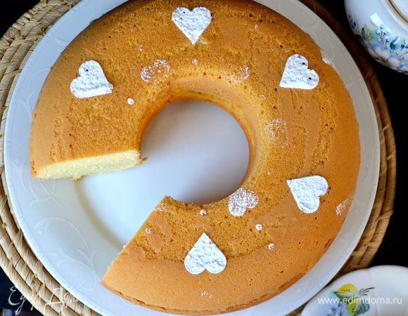 Думаю, что такой кекс можно с легкостью полить любой вашей любимой глазурью, а можно просто присыпать сахарной пудрой.