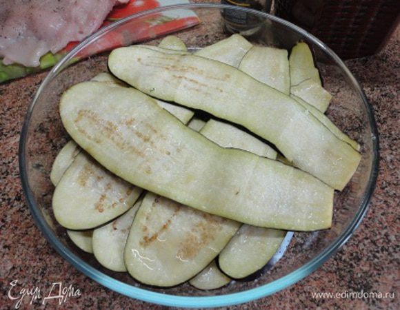 Баклажаны (мне хватило одного большого, не очень толстого, чтобы меньше семян, но подлиннее,  чтобы полоски можно было завернуть) не чистить, а нарезать тонкими полосками, пересыпать солью и оставить, чтобы ушла горечь.