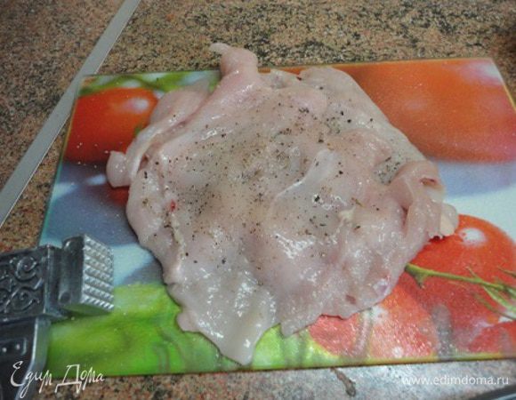 Филе отбить, натереть солью и перцем.