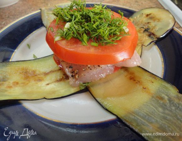 Каждый кусок филе я разрезала на 4 части. Один такой кусочек выкладываем на помидор, смазываем его небольшим количеством майонеза, сверху опять помидор и зелень.