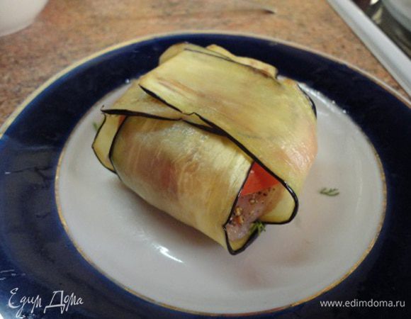 Теперь эту пирамидку заворачиваем и выкладываем на блюдо для запекания.