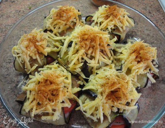 Я сразу посыпала тертым сыром и припорошила паприкой, поэтому запекала в разогретой до 200 градусов духовке 30 минут на нижнем жаре, боялась, что сыр слишком запечется. Поэтому можно сырым присыпать за минут 10 до конца запекания.