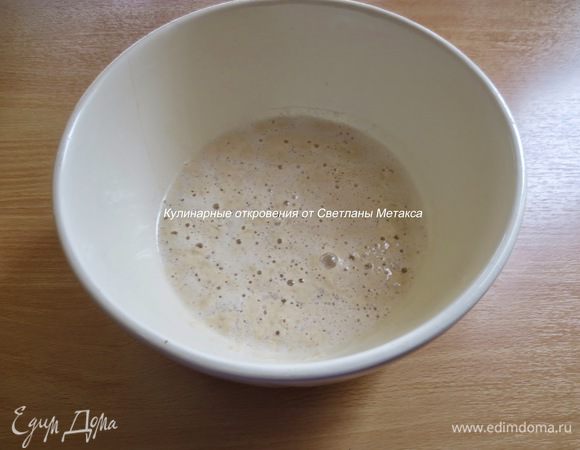 В маленькой кастрюле слегка нагреть молоко, добавить дрожжи, сахар и 2 ст. л. муки, перемешать, накрыть и оставить на 15 минут.