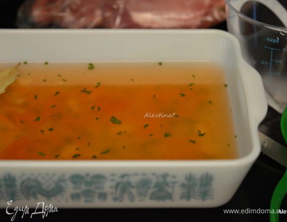 Приготовим рассол в стеклянной емкости.
Используем воду (на 1 стакан воды 1 ст. л. соли), соль , лавровый лист и черный молотый перец. Я вместо соли использую овощную заготовку на соли. Делала в этом году свежую по своему рецепту. 
http://www.edimdoma.ru/retsepty/54006-ovoschnaya-zagotovka
Если используем просто соль, выложить 3 ст. л. соли на 1 стакан воды поставить на огонь , помешивать ,чтоб соль растворилась. Снять с огня и перелить в емкость,добавить 2 стакана ледяной воды и перемешать.