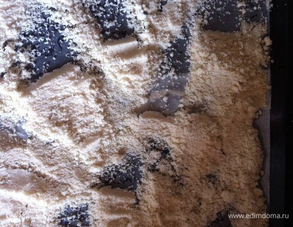 Муку я делала сама, так как привезла из Грузии запасы хорошего фундука. Для этого фундук подсушить при 100С в духовке, снять кожуру, минут десять подморозить в морозилке и маленькими порциями смолоть в блендере вместе с сахарной пудрой. Готовую смесь при 150С просушить в духовке 5-7 минут.