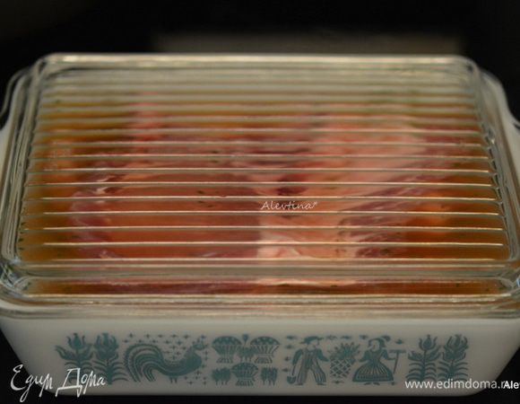 Свиные отбивные желательны тонкой нарезки на кости или без. Срезать лишний жир. Добавить в рассол, чтоб он покрывал свинину. Закрыть крышкой и поставить в холодильник на 4 часа.