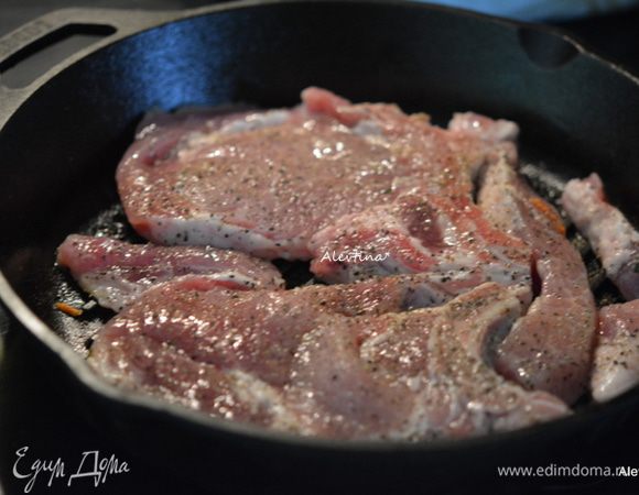 Подготовим сковороду смажем маслом дно и поставим в  духовку на 200 гр.,чтоб нагрев шел и на духовку и на сковороду сразу.
Свиные отбивные промокнем от лишней влаги бумажным полотенцем. Смажем их  маслом с обеих сторон. Посолим и поперчим по вкусу. Как духовка ваша дала сигнал о нагреве до нужной температуры достанем ее прихваткой из духовки и выложим наши свиные отбивные на нее. При прогретой поверхности сковороды будет шипение, когда мы выкладываем отбивные на нее. Этот момент важен, чтоб у отбивных была приятная и красивая корочка.