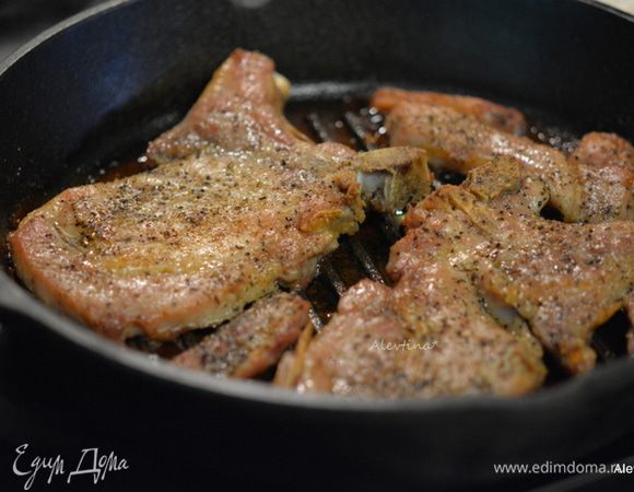 В оригинале готовка идет по времени меньше, я же свинину прожариваю , так чтоб не было последствий. Поэтому держу 25 минут одна сторона. Затем переворачиваю и столько же вторая сторона.
