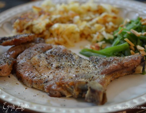 Подаем свиные отбивные с овощным гарнором. Приятного аппетита. Очень вкусно и просто.