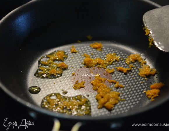 Снять с апельсина цедру. Обжарить на сковороде с оливковым маслом 1-2 минуты. Разогреть духовку до 180 гр.