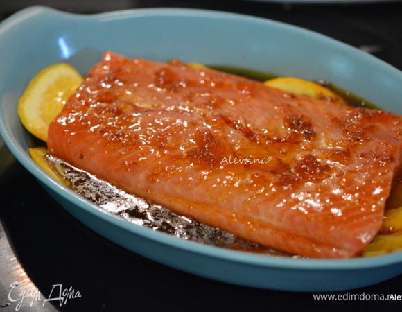 В жаропрочную посуду выложить апельсин, нарезанный кольцами. Сверху один большой или 2 стейка семги. Полить приготовленной глазурью. Поставить в духовку на 20 мин или до готовности рыбы.
Можно готовить на гриле, смазав сверху семгу глазурью, и перед подачей полить остатками глазури.
