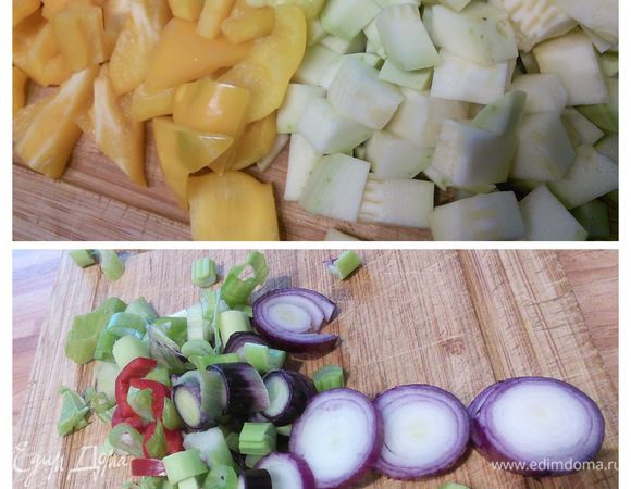 Лосось очистить от кожи и костей. Порезать на порционные кусочки, поперчить, посолить, сдобрить красным перцем  и тимьяном. Кабачок и перец болгарский нарезать кубиком, лук и чили накрошить. 