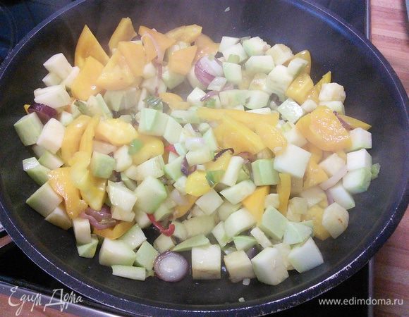 Добавить кабачок о перец, обжарить до лёгкого "румянца". 