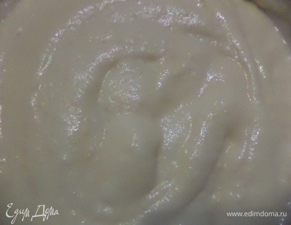 Для бисквита отделить белки от желтков. Белки взбить со щепоткой соли в крепкую пену.
Желтки взбить с сахаром. Поочерёдно добавлять к желткам муку, перемешанную с разрыхлителем и взбитые белки. Осторожно перемешать.
Вылить тесто в застеленную промасленной бумагой форму и выпекать при температуре 180 градусов 30 минут.