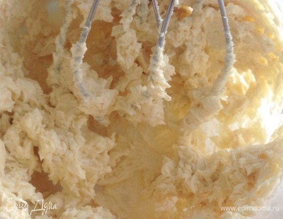 Взбить размягченное масло с сахаром до кремообразного состояния. Добавить отруби, муку, корицу, разрыхлитель, яблочное пюре. Замесить тесто.