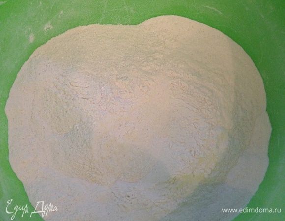 Смешать вместе все сухие ингредиенты и просеять их через сито.