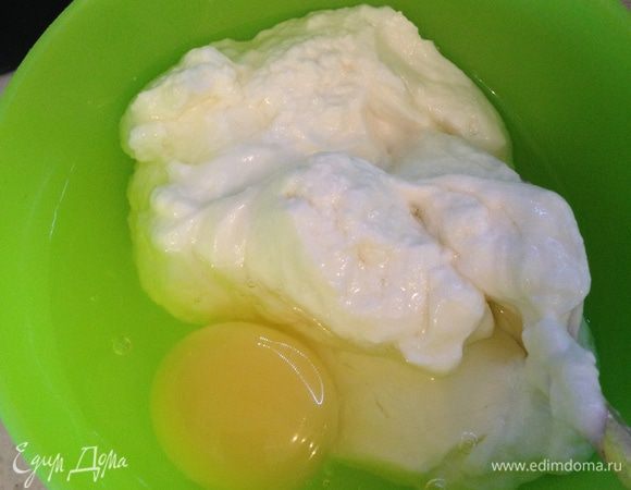 В отдельной посуде смешать до однородности яйцо и творог.