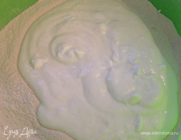 Соединить обе смеси и хорошенько перемешать. Если тесто получилось плотным можно вымешивать руками.