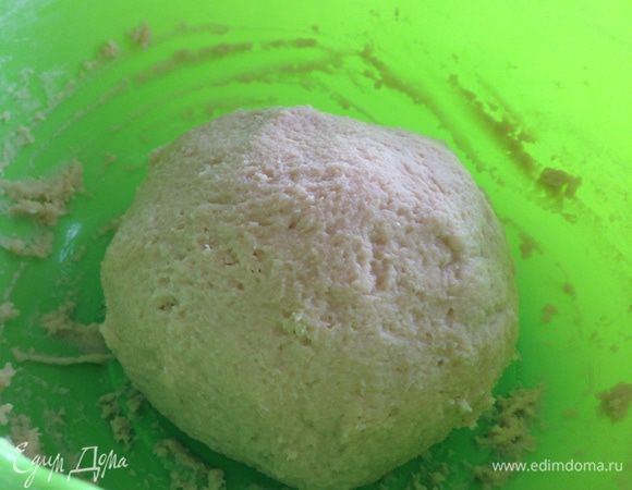 Скатываем тесто в шар, накрываем полотенцем и оставляем на полтора часа отдохнуть. 