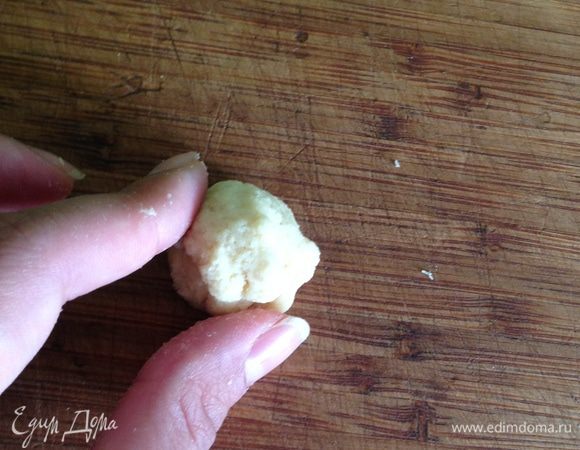 Через полтора часа отщипываем от теста маленький кусочек и раскатываем руками тонкую длинную колбаску.