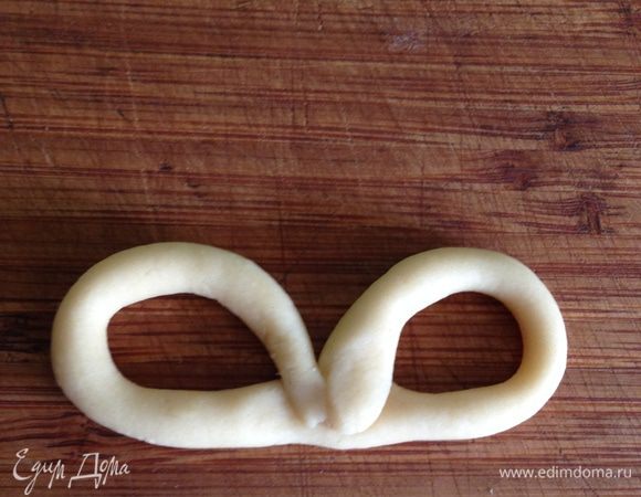 Формируем кренделек или любую понравившуюся вам форму.