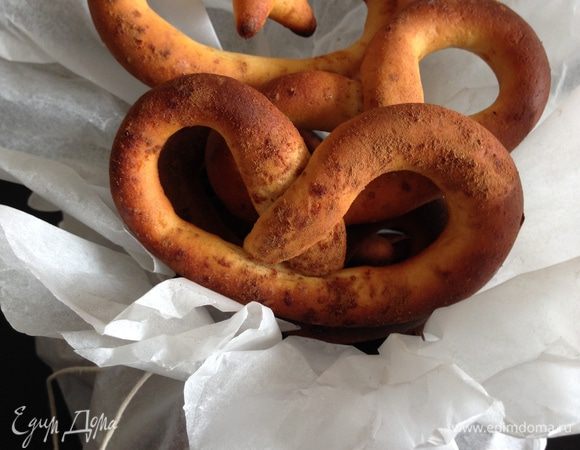 Выпекаем в предварительно разогретой до 190 градусов духовке минут 10. Ориентируйтесь по духовке, крендельки готовы когда они поднимутся и зарумянятся. Главное не передержите, иначе они пересушатся и станут резиновыми.