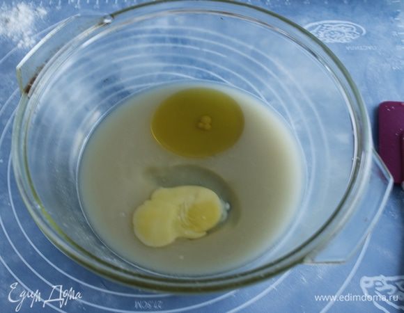 В слегка подогретом пиве растворите мед, добавьте дрожжи,оставьте на 10 минут, затем добавьте остальные ингредиенты.