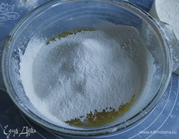 Добавить просеянную муку и соль. 
