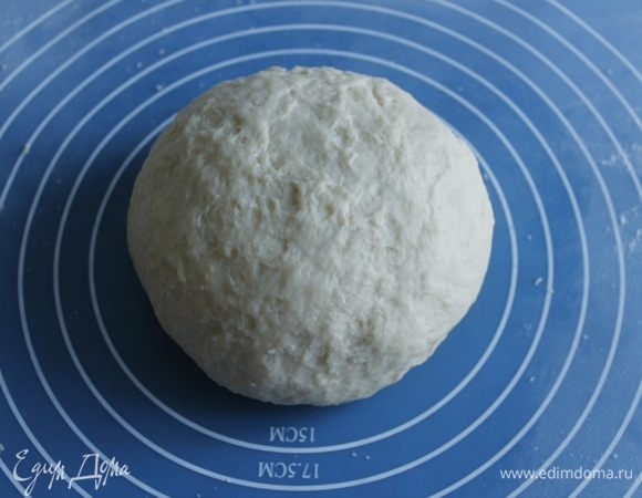 Месите тесто пока оно не станет эластичным, гладким и перестанет липнуть к рукам. Выложите в емкость, смазанную маслом. Накройте пакетом и оставьте для увеличения в 2 раза. Часа на 1,5.