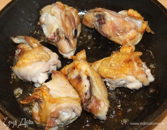 На самом деле кусочки курицы могут быть любыми, грудка, бедра, голени.
Обжарим их на оливковом масле до золотистой корочки.