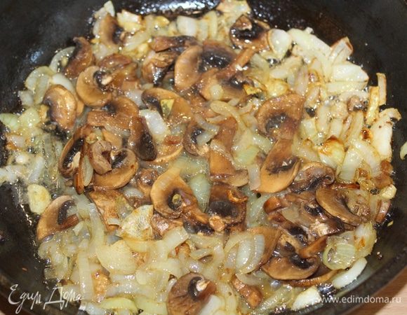 Отдельно обжарить мелко порезанный лук, добавить чеснок и грибы, обжарить 2 минуты.