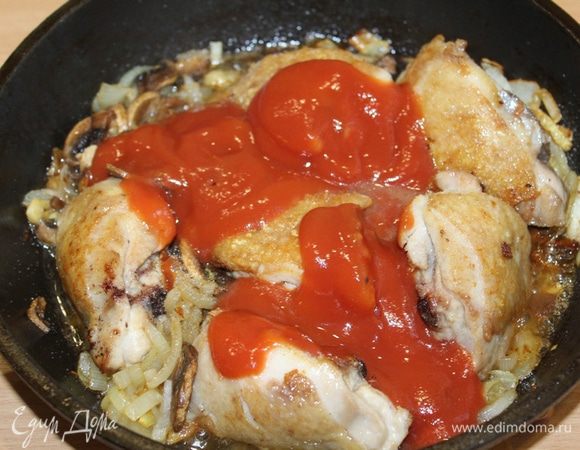 Добавить помидоры, влить куриного бульона (или воды) около стакана, посолить, поперчить.