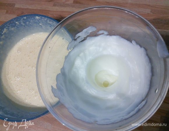 Желтки отделить от белков. Желтки взбить со сливочным сыром. Отдельно взбить белки со щепоткой соли в плотную пену. 