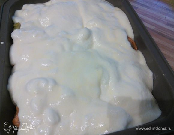 В три приёма ввести белки в яичную смесь и покрыть ею рагу. 