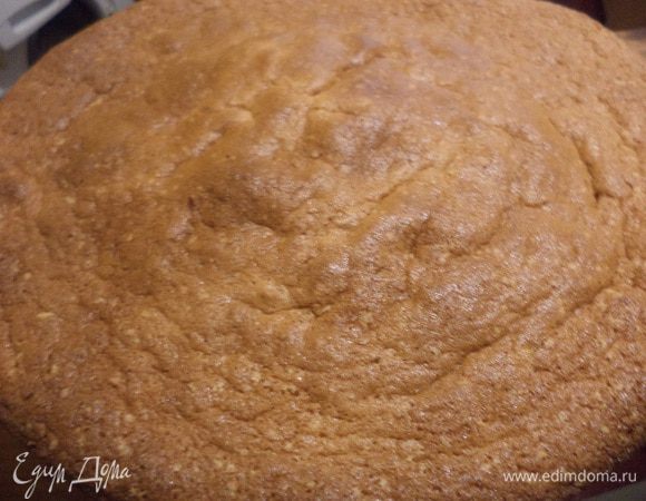 Вылить тесто в застелённую промасленной бумагой форму и выпекать при температуре 180 градусов 30 минут.
Бисквит остудить, разрезать горизонтально пополам на 2 коржа. Пропитать сахарным сиропом.
Для сиропа вскипятить воду и сахар в небольшой кастрюльке, проварить до растворения сахара.