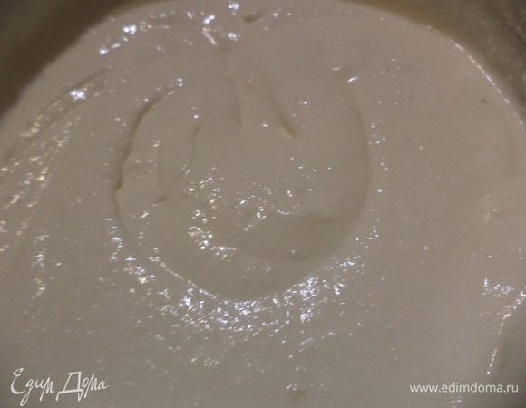 Для приготовления начинки творог протереть через сито, добавить сметану и сахарную пудру, взбить миксером.
Быстрорастворимый желатин залить 100 мл горячей воды, тщательно размешать. Влить желатин в творожно-сметанную массу, перемешать. Поставить начинку в холодильник.
Чернослив залить кипятком, накрыть крышкой, оставить на 20 минут. Слить воду и нарезать чернослив небольшими кусочками.