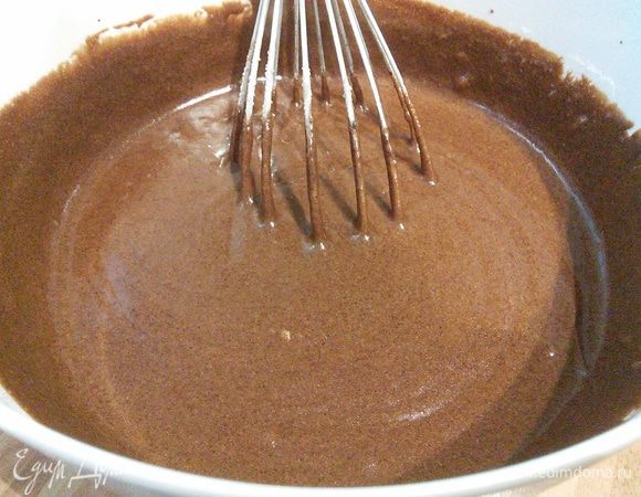 Ввести муку. Выпекать корж в заранее разогретой до 160 °С духовке около 30 мин (мне понадобилось 35 минут, в любом случае до сухой палочки). 