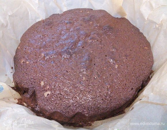 Фора разъёмная, 20 см в диаметре, выстланная пергаментной бумагой. Готовому коржу дать 10 минут остыть в форме, затем переложить его для полного остывания на решётку. 