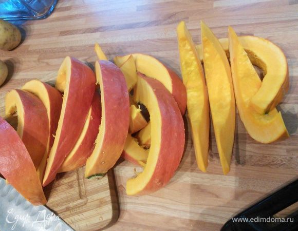 Тыкву поставить запекаться в духовку перед началом работы над тортом, можно и заранее. У меня тыква сквош, используется с кожицей, плотная, не водянистая, имеющая интенсивный цвет, вкус и аромат. 