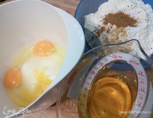 Для тыквенного коржа смешать муку с разрыхлителем, содой, солью и специями. Отметить масло ( масло должно быть без выраженного запаха и вкуса). 