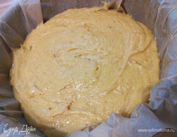 Ввести муку. Выпекать корж в заранее разогретой до 160 °С духовке около 30 минут (мне понадобилось 35 минут, ориентируйтесь по своей духовке).