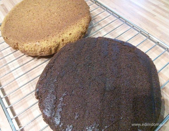 Оба коржа выложить на решётку, дать полностью остыть. 