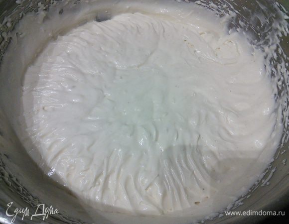 Для крема смешать маскарпоне с сахарной пудрой и кленовым сиропом. Все продукты для крема должны быть комнатной температуры, выньте из заранее. Добавить корицу, экстракт ванильного порошка (у меня столовая ложка жидкого экстракта ванили) и сливки. Взбить в крем в течении 2 минут. 