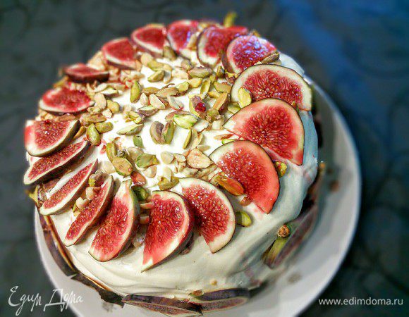 Я украсила свежим инжиром, фисташками и капельками вишнёвого желе. 