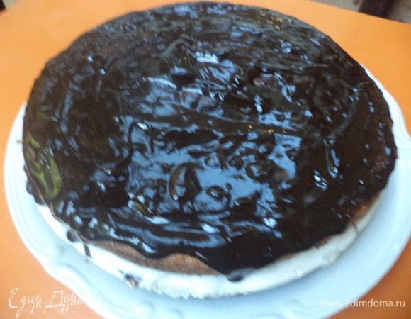 Сложить в миску наломанный на кусочки шоколад, добавить сливочное масло и растопить всё на водяной бане. 
Полить торт растопленным шоколадом.
А теперь на 2 часа ставим торт в холодильник, а затем наслаждаемся!